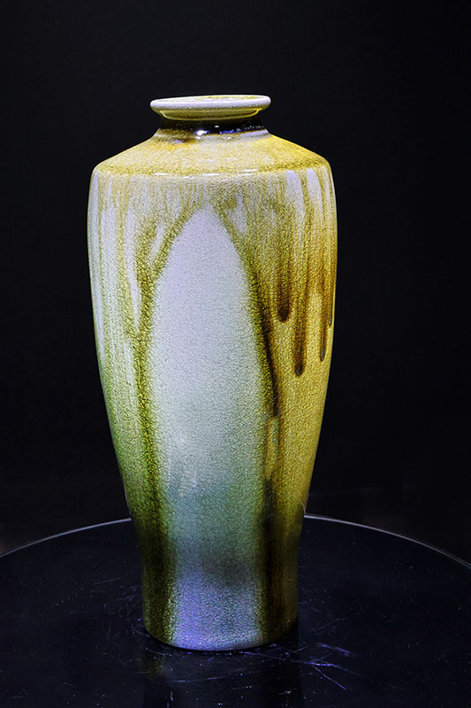 何志隆翡翠青瓷作品「盤口梅瓶」。