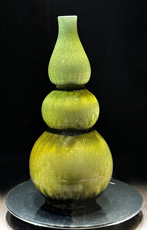 何志隆翡翠青瓷作品「葫蘆瓶」。