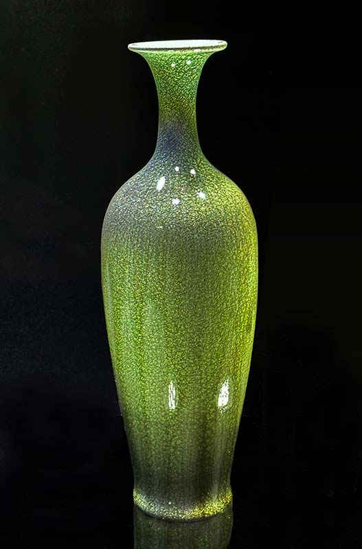 何志隆翡翠青瓷作品「柳葉瓶」。