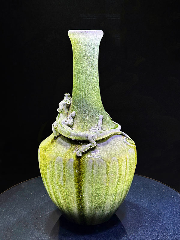 何志隆翡翠青瓷作品「蟠螭盤口瓶」。