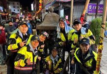 夜弄土地公 內湖分局與神同行雙重庇佑 共維護治安 圖/臺北市政府警察局內湖分局