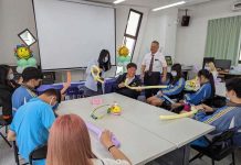 新春送暖鼓勵學生積極進取用心向學 成就無限可能的未來 教育局鄭新輝局長與安南國中思源班學生一起折氣球。圖/台南市政府