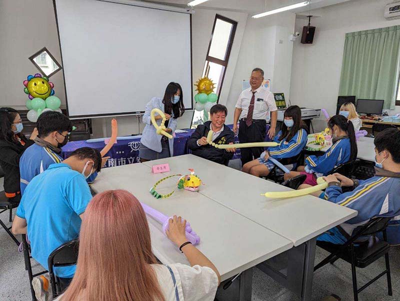 教育局鄭新輝局長與安南國中思源班學生一起折氣球。圖／台南市政府