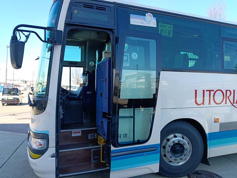 陸羽西線全線停駛，JR東日本公司用巴士接駁旅客，為鐵道之旅帶來另類的樂趣。