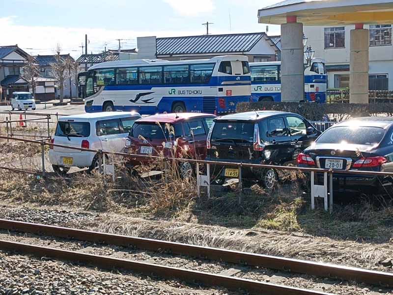 到達余目車站後，自此連結羽越本線鐵道，向北可往秋田、向南可達新潟。而巴士也結束了它的旅程，載著另一批乘客返回新庄。