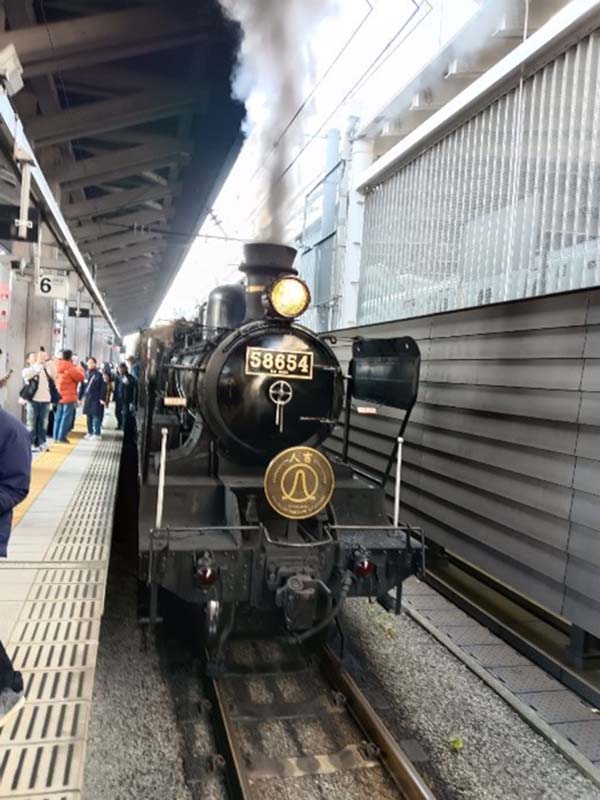 編號58654的蒸汽車頭，誕生超過百年，是日本現役中最古老的一輛，每個行駛日皆一票難求。