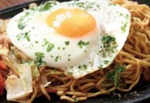 日本超人氣國民美食 橫手炒麵交響曲(大空少&小空姐) 半熟蛋與福神漬,配上濃郁醬汁,再用高溫炒製鹼水麵,成就出橫手的代表美食。