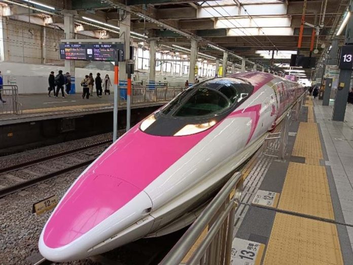 從遠處望去，粉紅色的列車就能攫取多數人的視線。