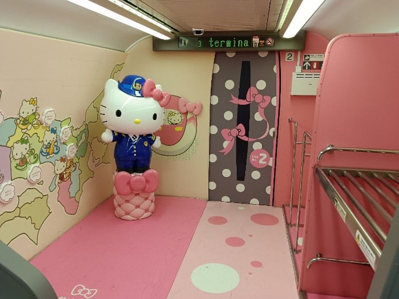 行李置放架前，有列車長裝扮的大型Hello kitty雕像，開放空間也適合舉辦各類活動。