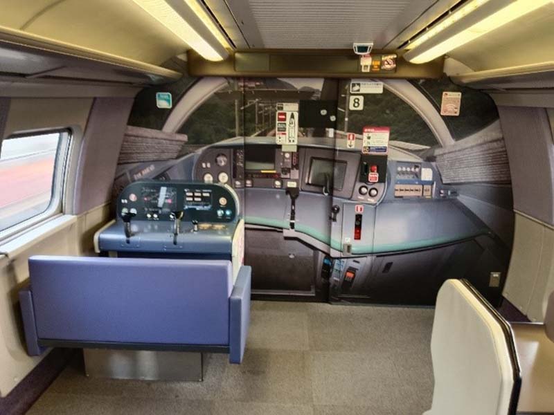 駕駛艙後方，有電腦輸出的「模擬駕駛艙」塗裝，擬真的設計能讓鐵道迷們過足駕駛癮。