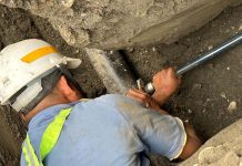 屏東縣自來水普及率突破7成 台水送11名幸運用戶好禮 屏東縣自來水普及率突破7成 台水送11名幸運用戶好禮-施工人員辛苦地施作延管工程配水管與用戶外線裝接作業