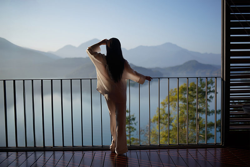 克莉絲汀在豪華酒店內享受日月潭的迷人景色。圖／交通部觀光署