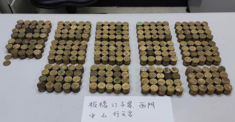 台北捷運加值機出現大量瑕疵幣　警方偵辦揭發兄弟涉案