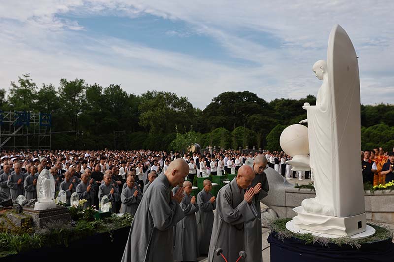 慈濟5月12日舉辦2024年「佛誕節、母親節、慈濟日」浴佛大典，慈濟創辦人證嚴法師親臨現場帶領浴佛。圖／慈濟基金會提供