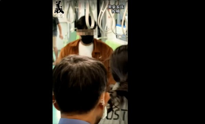 台中捷運今天上午傳出有乘客在車廂內持刀攻擊案件。圖／摘自黑色豪門企業