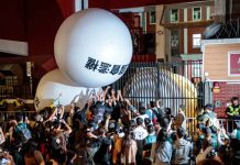 國戰會論壇/民進黨延緩國會改革法案 打什麼算盤?(黃惠華) 圖為立院院會「藐視國會罪入刑法」三讀通過,群眾把「反國會濫權」氣球傳遞進立院側門。