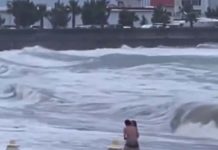 浪漫熱吻成悲劇!俄羅斯情侶海邊漫步遇巨浪 女子失蹤 圖/翻攝X