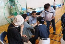 慈濟日本賑災見舞金發放 看見善與愛的關懷情 有一家三口(女兒陪伴雙親前來)媽媽(左2)在現場看到久違的朋友(右1),心情非常激動又興奮,經由志工互動後才得知,地震後各自避難根本無法見面,也無法得知對方平安與否?很感恩慈濟發放見舞金的因緣,讓她見到久違的朋友。