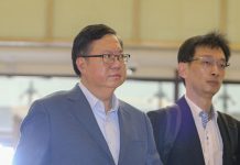 鄭文燦涉貪交保 政界震驚 前海基會董事長鄭文燦涉嫌在桃園市長任內「變更林口特定區計畫-工五工業區擴大方案」中收賄500萬元,桃園地檢署6日聲押,法院裁定500萬元交保,經抗告後,法院9日仍認為無羈押必要,再加700萬元,以1200萬元交保,檢方當庭提抗告。