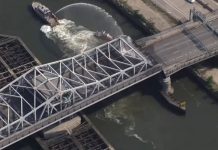 紐約極端高溫致旋轉橋無法閉合 消防隊灑水降溫 圖/翻攝自社群網站X