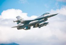 國戰會論壇/美國要求台灣提高軍費 該怎麼辦?(羅慶生) 美國智庫民調指出,是否應要求台灣在軍事上投入更多資金以作為美國對台灣防衛承諾的前提條件,得到66%的美國人同意。未來美國總統無論誰當選,台灣都將面臨升高壓力。圖為台灣傳將增購F-16。