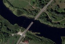 國戰會論壇/弔詭的庫斯克突襲(張明睿) 俄羅斯官員表示,烏克蘭軍隊摧毀境內庫斯克州第3座主要大橋,這也是該區域前線地區最後一座主要橋梁。圖為16日烏軍摧毀的第1座大橋衛星畫面。