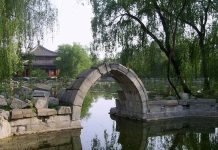 中國網紅圓明園攔日遊客拍照引爭議 圖/翻攝自網路