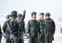 起立!敬禮? 圖/總統府Flickr