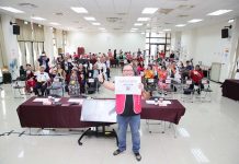 科技新知/安居計算機,長者照顧與都市更新政策交會的科技橋樑(齊飛) 安居不動產科技股份有限公司的營運長莊嘉宏與長輩們一同舉起安居計算機DM合影