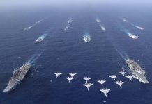 國戰會論/解放軍雙航母演習 挑戰印太秩序(蔡裕明) 大陸海軍山東號航母(左下角航母)10月下旬與遼寧號航母(右下角航母)一同在南海舉行雙航母演練。