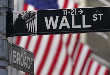 國戰會論壇/全球經濟危機四伏:政策轉向與威脅升級的挑戰(蔡鎤銘) 聯準會加息周期帶來的資本外流和美元走強,對新興市場形成壓力。根據IMF數據,2023年新興市場國家平均外債占GDP比例已達到54%,為2000年以來最高。