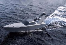 國戰會論壇/美軍打造AI無人部隊 究竟行不行(譚傳毅) 美國推出「迅捷海行者」武裝無人艇 配備4枚聯合空地飛彈。