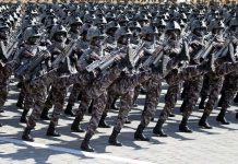 國戰會論壇/北韓部隊不經打 「黑熊」又奈何?(蔡裕明) 北韓現役部隊約有120萬人,軍隊規模為全球第四大,但從冷戰結束以來,北韓武器裝備並未經過有效的現代化升級,許多裝備仍停留在1980年代的水平。圖為北韓士兵參與閱兵。