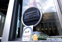 國戰會論壇/今日武器打昨日戰爭 美軍會慘敗 ?(譚傳毅) 馬斯克雇傭了6名19到25歲的年輕人幫助處理查賬事宜,並決定關閉USAID,解散所有雇員,此舉得到了川普的支持。圖為美國國際開發總署(USAID)總部,有人獻上「R.I.P」標語哀悼。