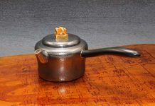 喜迎蛇年之滇王之印與知足小龍金銀壺 陳念舟大師以古「滇王之印」為靈感創作的金銀壺。