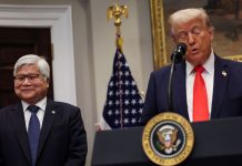 國戰會論壇/千億美元押注美國:台積電賭什麼 ?(蔡鎤銘) 台積電董事長魏哲家與美國總統川普。