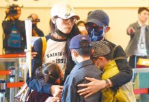 國戰會論壇/晚安,祝你好運 重返紅色恐慌? (蔡炫) 陸配「亞亞」因被檢舉在網路上鼓吹武統言論,遭移民署廢止居留許可後已自行出境。圖為她出境前,一家人依依不捨擁抱。