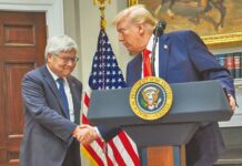 國戰會論壇/經濟安全危機 重塑全球企業規則(蔡鎤銘) 台積電將先進製程轉至美國,可能削弱台灣的「矽盾」角色,導致技術發展雙軌化,影響長期創新潛力。圖為魏哲家在白宮宣布投資案。