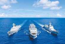 國戰會論壇/解放軍雷霆軍演 台北街景為何入鏡(譚傳毅) 共軍宣布進行「海峽雷霆-2025A」演練,台北101大樓和疑似漢口街之所以入鏡,表示解放軍做好了巷戰的準備。圖為解放軍軍艦在西太平洋演習。