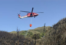 國戰會論壇/黑鷹飛來救火 政客偏又搧風點火(莊嘉宏) 陽明山驚傳火警,在現場警義消同仁地面全力滅火,以及空勤總隊派出黑鷹直升機NA-709執行3架次投水下完成滅火。