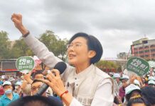 國戰會論壇/林岱樺助理費涉貪案的光與影(莊嘉宏) 民進黨立委林岱樺12日下午在高雄鳳山五甲龍成宮辦政策宣講,這也是她深陷涉貪風波後首度自行舉辦大型活動,近2000人到場參與。