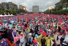 國戰會論壇/藍白「戰獨裁」的時代意義(王崑義) 4月26日藍白攜手號召25萬群眾向賴清德「戰獨裁」,國民黨主席朱立倫喊出520以後,將推動全民罷免賴清德總統的呼聲,更具有寫歷史的價值。