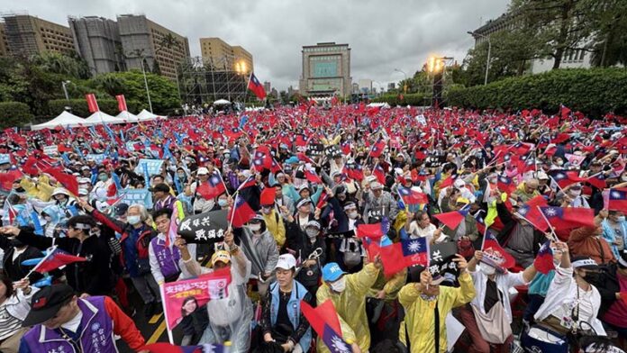 4月26日藍白攜手號召25萬群眾向賴清德「戰獨裁」，國民黨主席朱立倫喊出520以後，將推動全民罷免賴清德總統的呼聲，更具有寫歷史的價值。