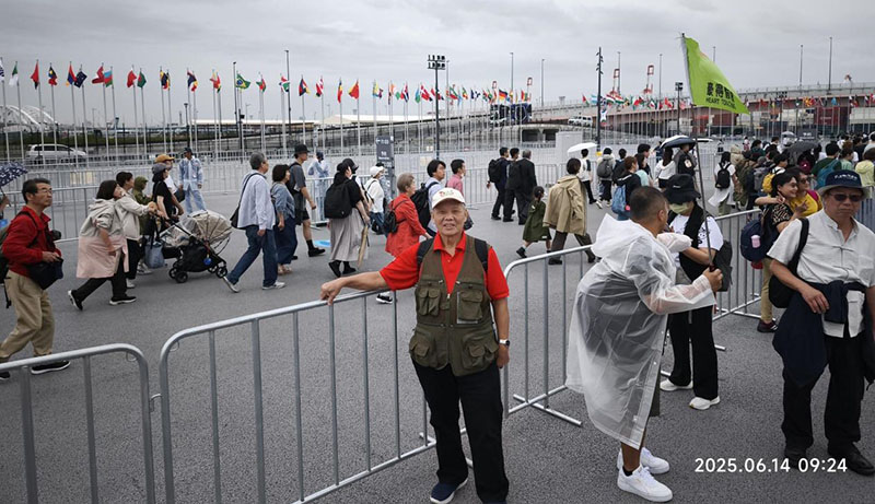 出了車站就是世博會等候區廣場,雖然下雨但並未澆滅大家參觀世博的興緻(楊正寬)