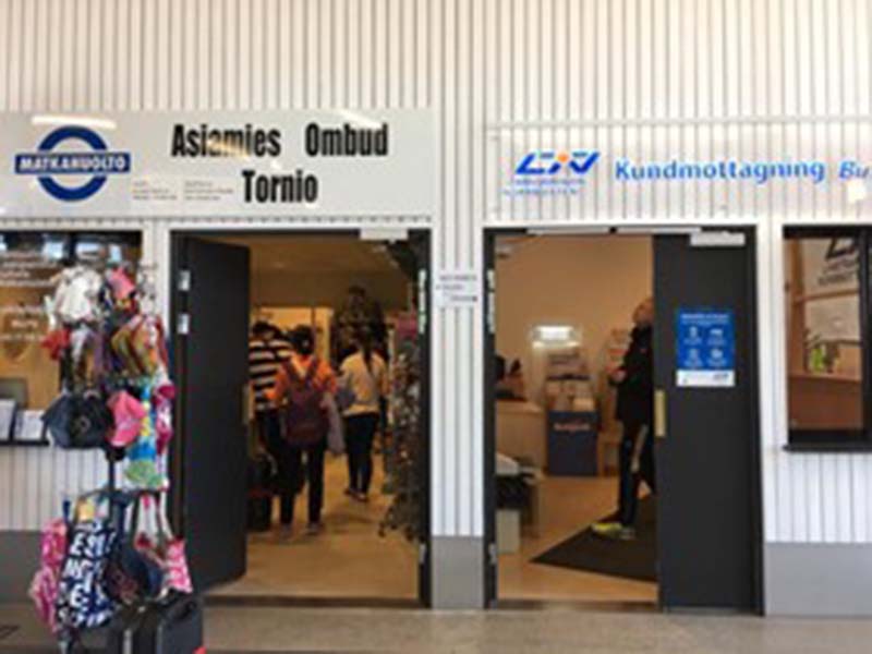 但是購票分兩邊，右邊是瑞典Haparanda售票處，用瑞典幣；左邊是芬蘭Tornio售票處，用歐元 ，千萬別跑錯了。