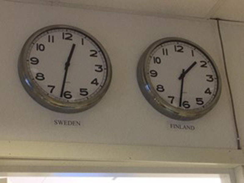 雖僅一牆之隔，時間也不一樣，芬蘭比瑞典多一個小時，記得調整手錶再上車。
