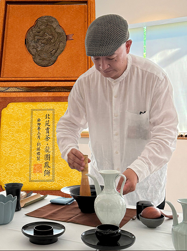 中華點茶文化藝術協會李國平理事長示範宋徽宗「七湯點茶法」。攝影／吳德亮