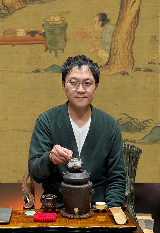 陶藝名家吳晟誌以爐盞煎茶演繹明代文士茶。攝影／吳德亮