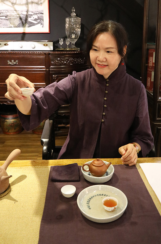 台北茶藝促進會理事溫瑞蘭老師示範清代工夫茶。攝影／吳德亮