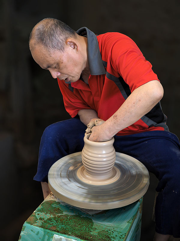 當代陶藝大師翁國珍於現場作拉坯示範教學。攝影／吳德亮